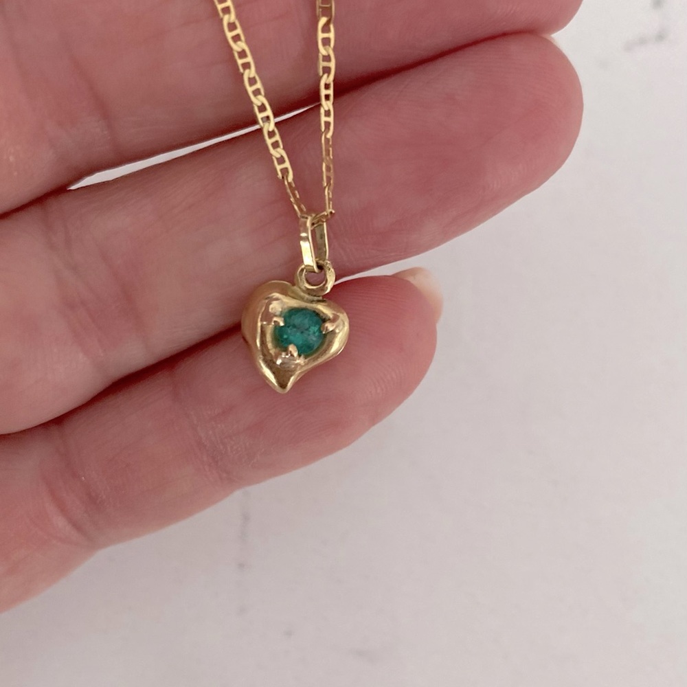 18K Gold Heart Pendant Necklace with an Emerald